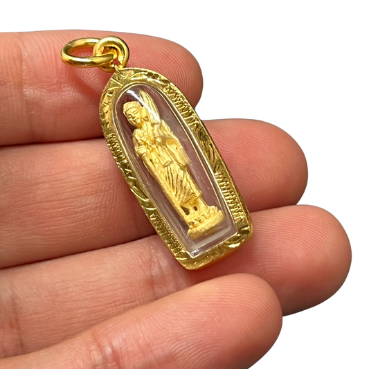 Pendentif traditionnel amulette Bouddha debout avec un parapluie long et un bâton de marche