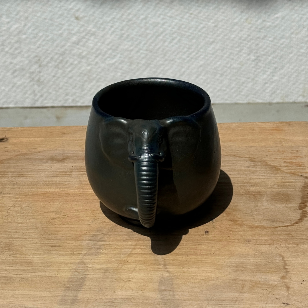 Mug "Eléphant" en céramique du Cambodge fait à la main - Noir